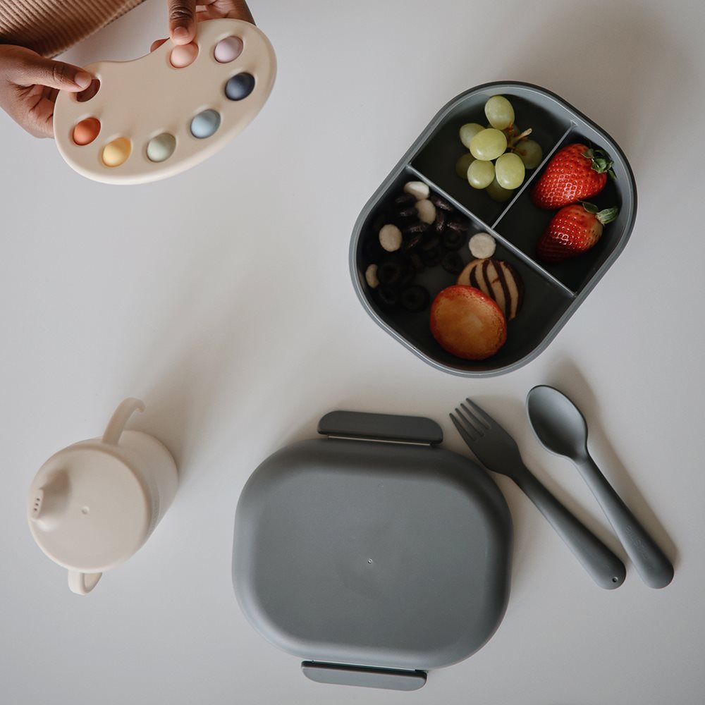 Mushie lõunasöögikarp söögiriistadega